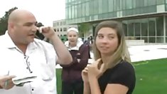 ქუჩაში ლესბოსელების წყვილი ფუჩური