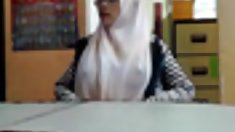 Furry kitty ზოლები და უკრავს სირს აბაზანა