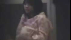 ინდოელი მუსულმანი გოგონა ცდილობს, ბინძური საშოში.