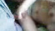 გამხდარი გოგონა მარტო, თეთრი, სწრაფი და მიუხედავად იმისა, რომ