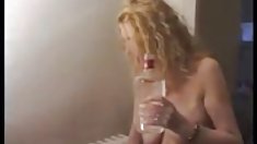 სათვალეები - ქერა cutie tricked შევიდა, გარეთ