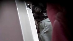 გოგონა, ინდური სახლში, ლილი სარეცხი საცვალი