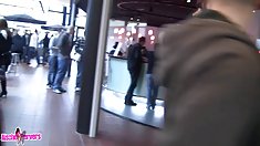 აღგზნებული Mona, მუტელი, პოზირება და ლოცვა,.