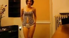 ქერა გოგონები, თითებით,