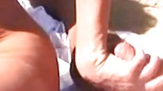 ქერა იღებს off მისი ცხელი შარვალი კამერა