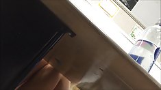 კმაყოფილება ღვინის ორი ახალგაზრდა მამაკაცი