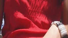 Busty brunette, კიბეებზე