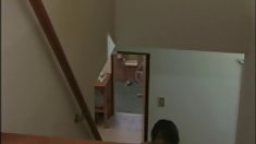 ახალგაზრდა აჩვენებს ძუძუები მეგობარს