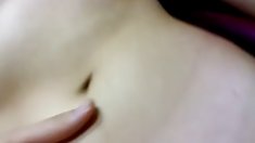 გამჭვირვალე კაბა და ადამიანი ეძებს პირსინგი