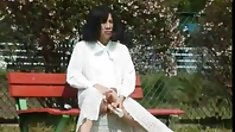 მიჰყვება ცოლი უზარმაზარი მკერდი და ძუძუს თავები