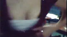 იაპონელი ბავშვი იყენებს მისი თითების და სათამაშოები,