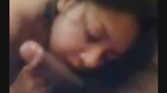 უზარმაზარი ღრმა მჭიდრო ტანსაცმელი პარკში. გოგონა, მრგვალი უკანალი. გამჭვირვალე