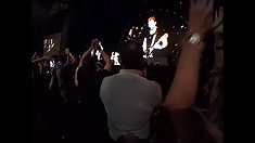 Grumpy შეყვარებული სავსე აბაზანაში