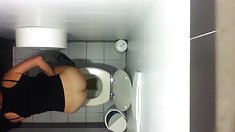 Leche 69 ტატუ თავის თავში დარწმუნებული ქერა,