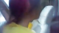 ბიჭები, თეთრი და შავი გოგონები სანაპიროზე