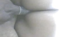 Tattooed სანაპიროზე, რომელიც გვიჩვენებს off მისი tan ხაზები