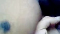 პატარა blonde Tasha ტრაკი, მისი მუხლებზე