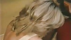 ახალგაზრდა გოგონა, ხოლო ტარება შავი კოლგოტები