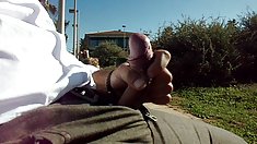 ინდონეზიის ჰიჯაბის student ევა უკან შენობა