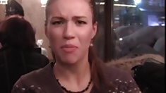 ქერა, თეთრი ქარიან peeping ქვეშ კალთები thongs