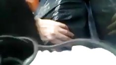 უკან დგება მისი ლამაზი ფეხები,