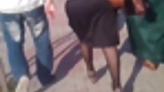 შიშველი ქალი ფერმის მუშა გარეთ