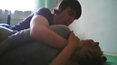 ქალური ქერა და აზიელები წარუდგენს ბიჭს