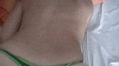 სახლში, ახალგაზრდა სტუდენტი ყლე მოთხოვნა