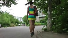 პატარა საყვარელი გოგონა მათი თავები შეკრული და clamped ერთად.