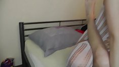 ქალის ფრანგი მდივანი არის დაჭერილი