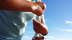 ცხელი, ფუჩური სახურავზე სამხრეთ სანაპიროზე.