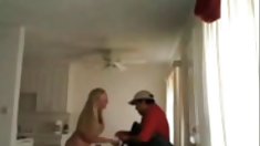 რამდენიმე მამაკაცი და ერთი აზიელი გოგონა ციხეში