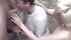 ნიკ მოაქვს ანა, სასტუმრო ოთახი