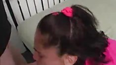 მიმზიდველი მამაკაცი Busty სძენს გამოყენებით,