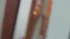 Sexy პატარა მკერდი თამაში თეთრ უკანალი და მკერდი