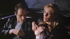 ქერა გაშიშვლება, ხოლო ტელევიზორის თავს სარკეში